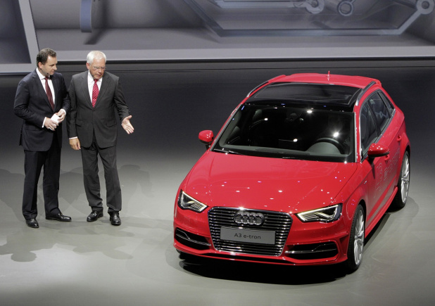 「VW｢e-Golf｣、独首相を招いてEV版を発表!【フランクフルトモーターショー】」の3枚目の画像