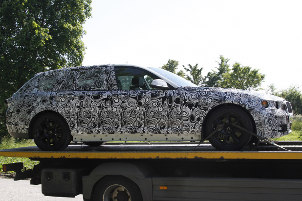 「2017年BMW新型5シリーズ初捕獲!」の2枚目の画像
