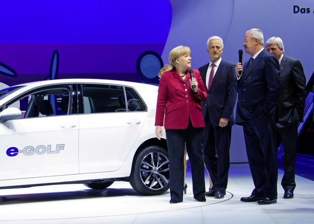 「VW｢e-Golf｣、独首相を招いてEV版を発表!【フランクフルトモーターショー】」の15枚目の画像