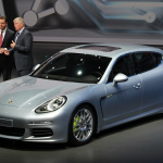 VW｢e-Golf｣、独首相を招いてEV版を発表!【フランクフルトモーターショー】 - Porsche_Panamera