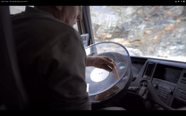 「ハムスターでもトラックを運転できることを証明するCM【動画】」の2枚目の画像