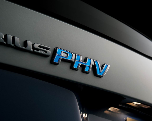 「プリウス「PHV」が価格改定で285万円～、LEDエンブレムを標準装備」の3枚目の画像