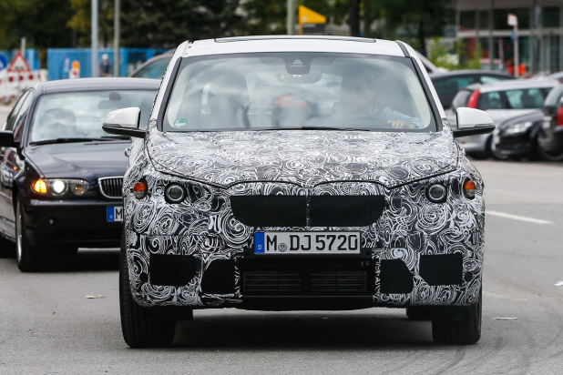 「BMW最小SUVの名は「FAST」と判明！」の1枚目の画像