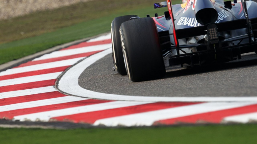 サーキット道路脇にある縁石がなぜ 赤白 なのか知ってますか Clicccar Com