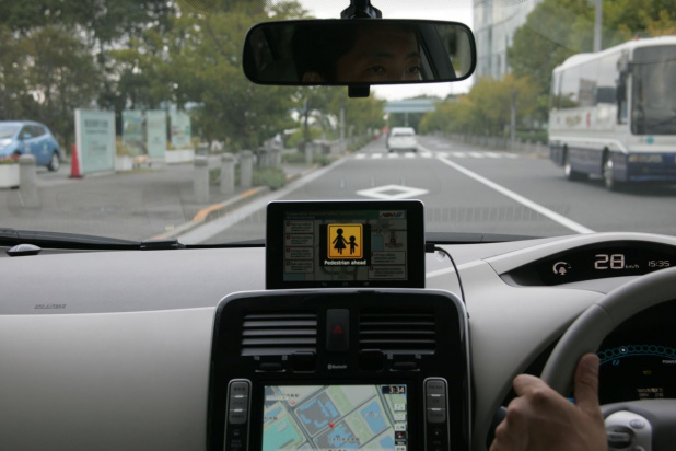 「日本は安全技術で世界をリードできるのか？ ITS世界会議東京2013で実験車に試乗」の12枚目の画像
