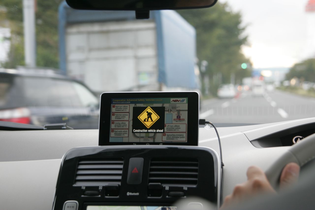 「日本は安全技術で世界をリードできるのか？ ITS世界会議東京2013で実験車に試乗」の10枚目の画像