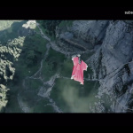 空飛ぶ人間と370Ｚニスモ 速いのはどっち？【動画】 - Nismo_vs_Wingsuit_02