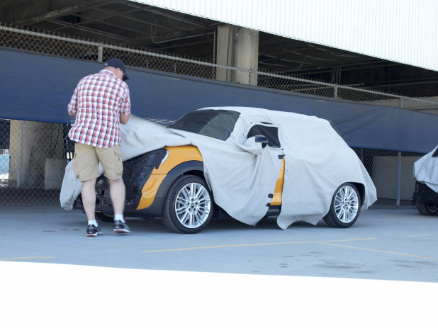 「新型BMWミニには3気筒ターボと可変ダンパー搭載が判明！」の3枚目の画像