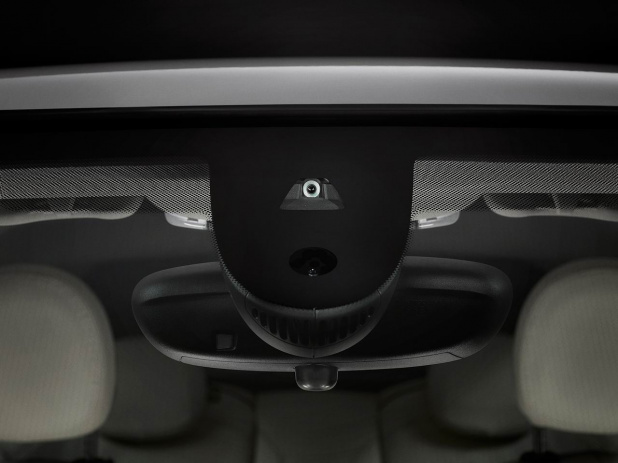 「新型BMWミニのドライバーアシスト装備が判明」の8枚目の画像