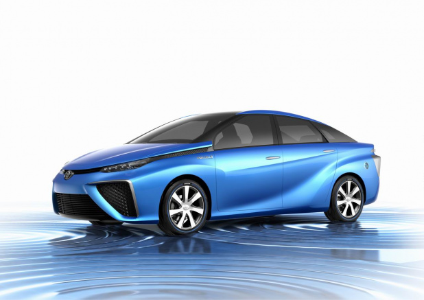 「トヨタが2015年市販の予定の燃料電池車を展示【東京モーターショー2013】」の2枚目の画像
