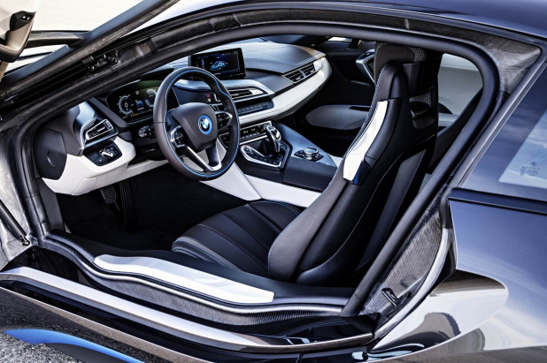 「BMW i8画像ギャラリー ─ 1.5LのHVで2000万円級の新世代スーパーカー」の9枚目の画像