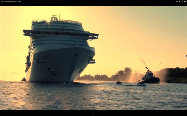 「フィアット500が海上でイタリア豪華客船をエスコート！【動画】」の1枚目の画像