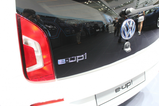 「VW本気のエコ！リッター100km超のXL1とEVのe-UP!【東京モーターショー2013】」の2枚目の画像