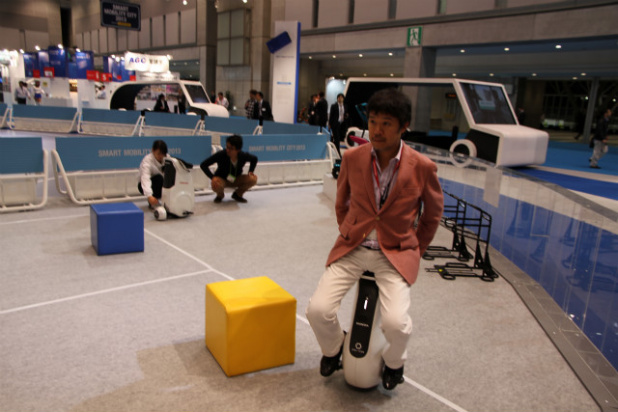 「次世代モビリティ「ホンダ UNI-CUB(ユニカブ)」に試乗！【東京モーターショー2013】」の4枚目の画像