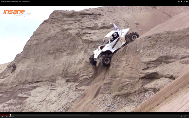「ヒマラヤの山羊のようにクルマが崖を登る競技がとんでもない危うさ!【動画】」の1枚目の画像