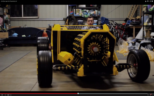 「レゴで作ったエンジンで動く、人が乗れる自動車【動画】」の1枚目の画像