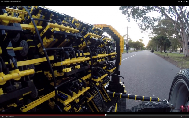 「レゴで作ったエンジンで動く、人が乗れる自動車【動画】」の2枚目の画像