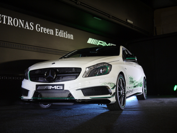 「Aクラスなのに一千万円級「A45 AMG 4MATIC PETRONAS Green Edition」を初披露【東京オートサロン2014】」の1枚目の画像