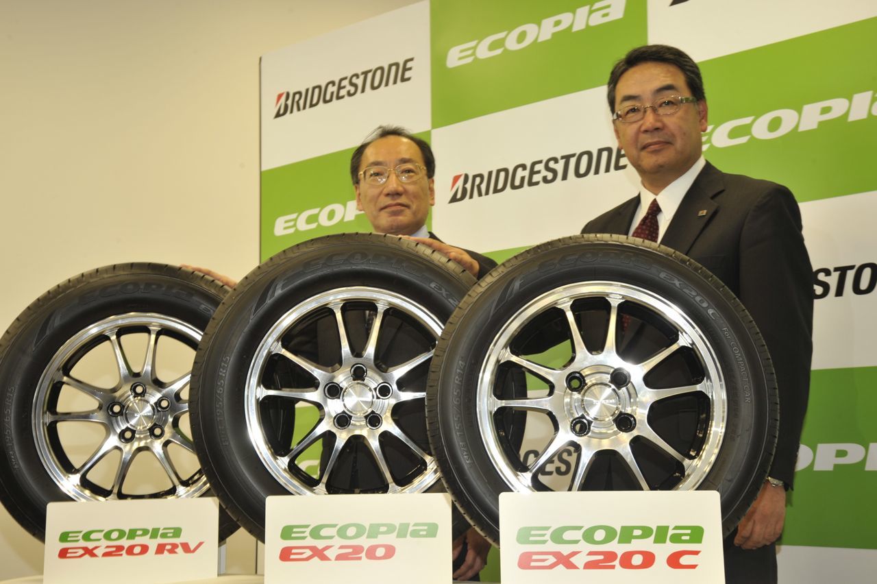 Bs Ecopia 35 画像 ブリヂストン Ecopia に 雨に強くて長持ちする 車種別専用エコタイヤが登場 Clicccar Com