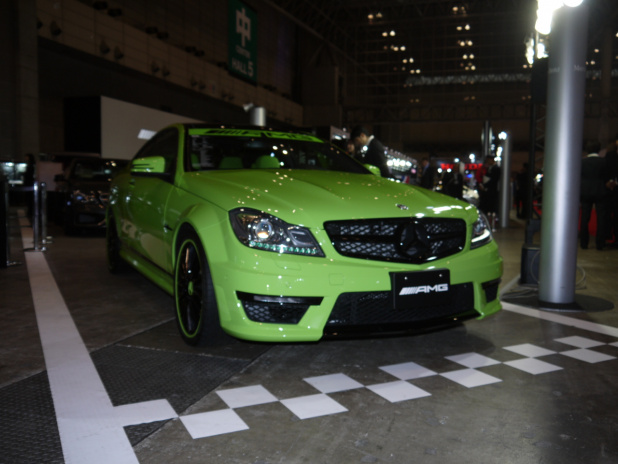 「Aクラスなのに一千万円級「A45 AMG 4MATIC PETRONAS Green Edition」を初披露【東京オートサロン2014】」の4枚目の画像