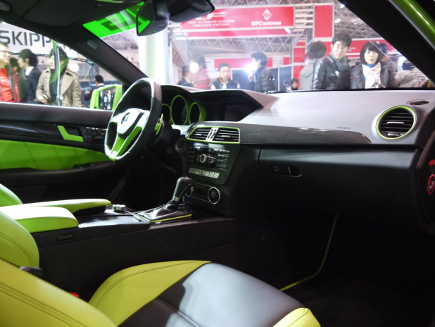「Aクラスなのに一千万円級「A45 AMG 4MATIC PETRONAS Green Edition」を初披露【東京オートサロン2014】」の6枚目の画像