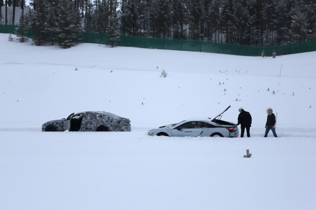 「BMW i8が雪中でスタックのハプニング!」の1枚目の画像