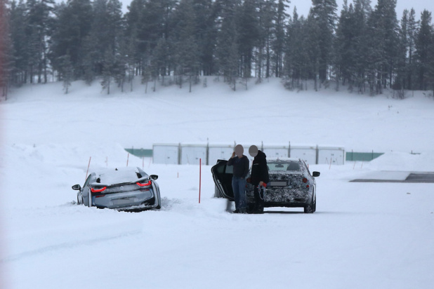 「BMW i8が雪中でスタックのハプニング!」の2枚目の画像