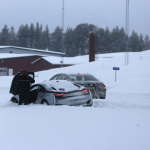「BMW i8が雪中でスタックのハプニング!」の3枚目の画像ギャラリーへのリンク