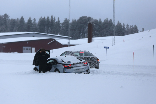 「BMW i8が雪中でスタックのハプニング!」の3枚目の画像