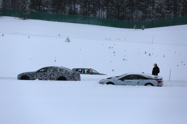 「BMW i8が雪中でスタックのハプニング!」の4枚目の画像