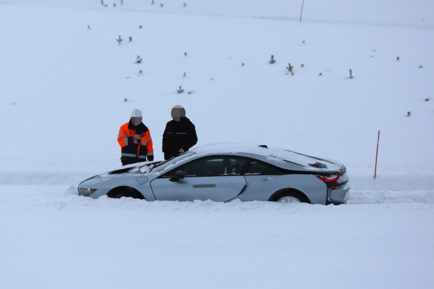 「BMW i8が雪中でスタックのハプニング!」の5枚目の画像