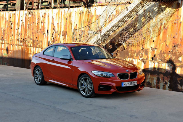 「伝説の2002が復活？　BMW 2シリーズクーペ、価格444万円から日本登場」の17枚目の画像