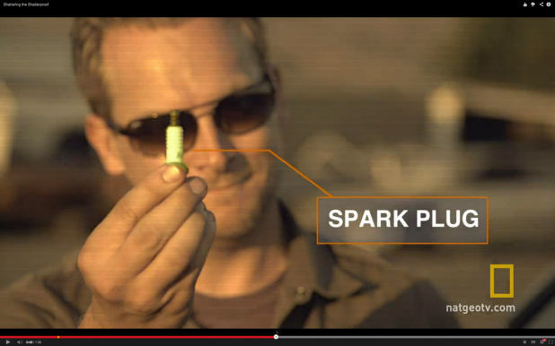 「スパークプラグの小さな破片でクルマのウインドウを割る方法【動画】」の2枚目の画像