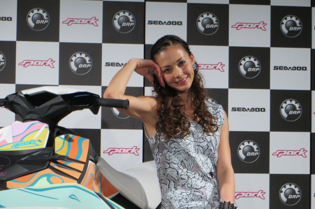 「土屋アンナが新型水上バイクの発表会でミニLIVEに登場！」の7枚目の画像