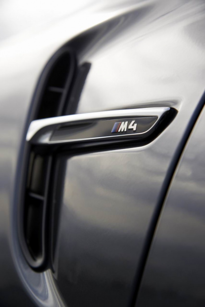 「BMW「M4 コンバーチブル」画像ギャラリー ― 3分割メタルトップで3.0リッターターボ」の5枚目の画像
