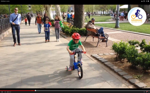 「子供の飛び出しを防げ! 自転車用リモコンブレーキが登場【動画】」の1枚目の画像