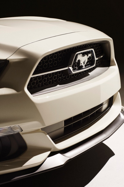 「フォード新型「マスタング」画像ギャラリー ― 注目のマスタング50周年記念車」の15枚目の画像
