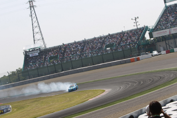 「時速200kmからの超高速進入が見られるSUZUKA DRIFT5月24、25日開催の見所は?」の2枚目の画像