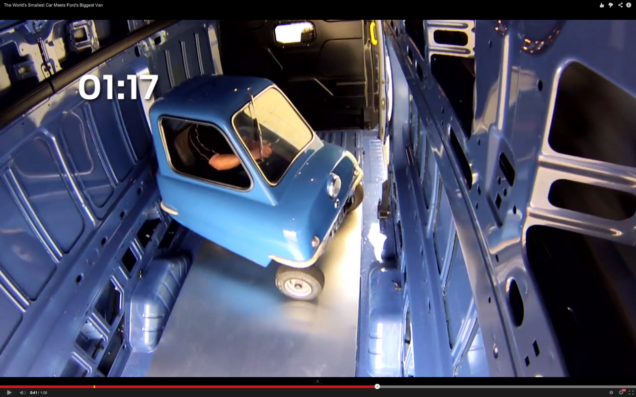 「世界最小車がフォード最大のバンの中でやったことは？【動画】」の2枚目の画像