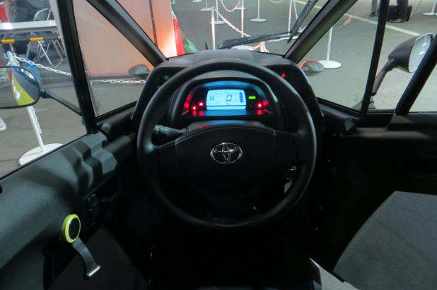 「トヨタi-ROADに乗る!「人とくるまのテクノロジー展2014」【動画】」の11枚目の画像
