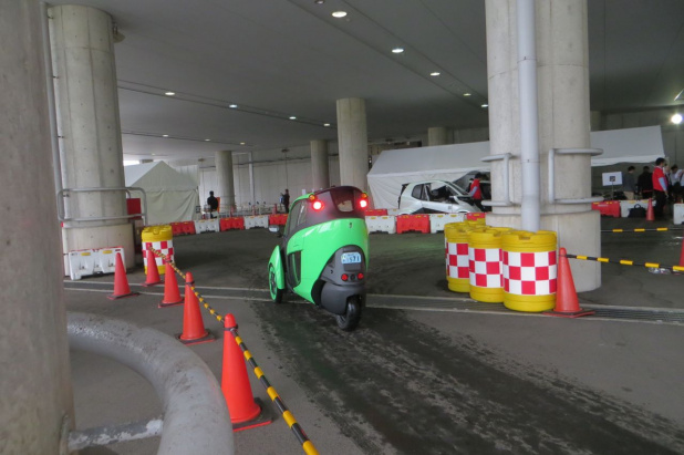 「トヨタi-ROADに乗る!「人とくるまのテクノロジー展2014」【動画】」の2枚目の画像