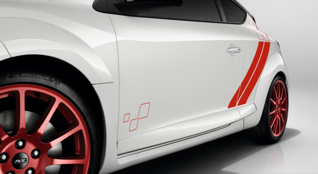 「ルノー「メガーヌ R.S. 275トロフィーR」画像ギャラリー ─ ニュル最速タイムの限定車」の4枚目の画像