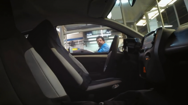 「無人のトヨタ・アイゴが走るのは自動運転かトリックか!?【動画】」の1枚目の画像