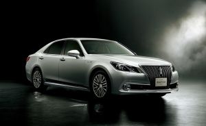 TOYOTA_CROWN_Hybrid_02