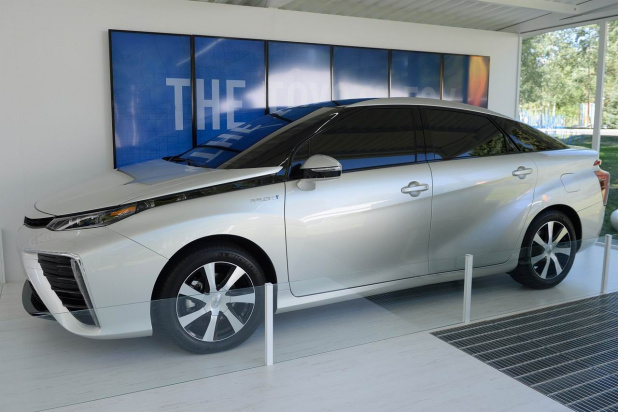 「トヨタの燃料電池車、アメリカではシルバーボディで公開した」の3枚目の画像