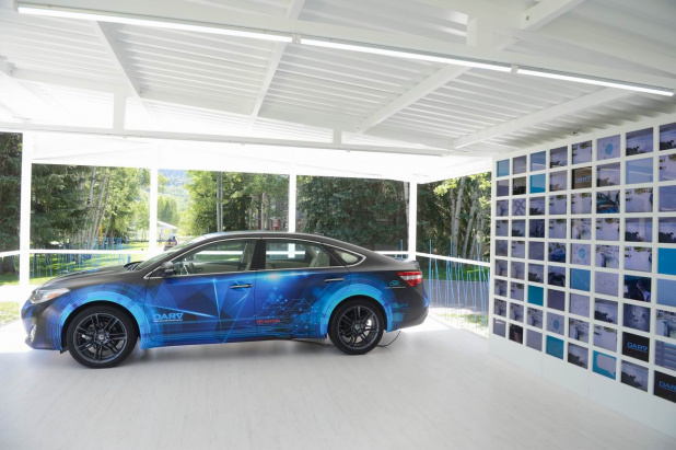 「トヨタの燃料電池車、アメリカではシルバーボディで公開した」の5枚目の画像