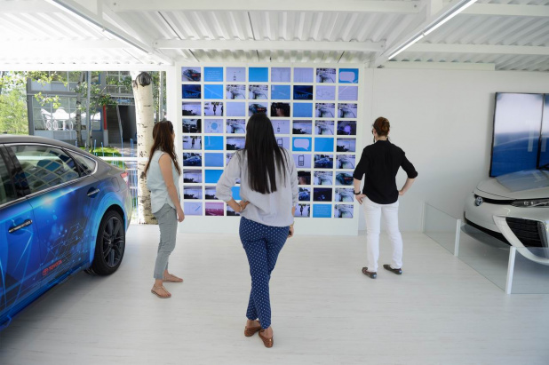 「トヨタの燃料電池車、アメリカではシルバーボディで公開した」の1枚目の画像
