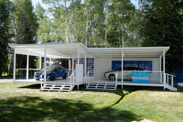 「トヨタの燃料電池車、アメリカではシルバーボディで公開した」の2枚目の画像
