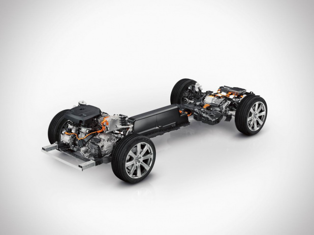 「ボルボが「ツインエンジン」ハイブリッドのXC90 T8を2014年内に発表！」の6枚目の画像