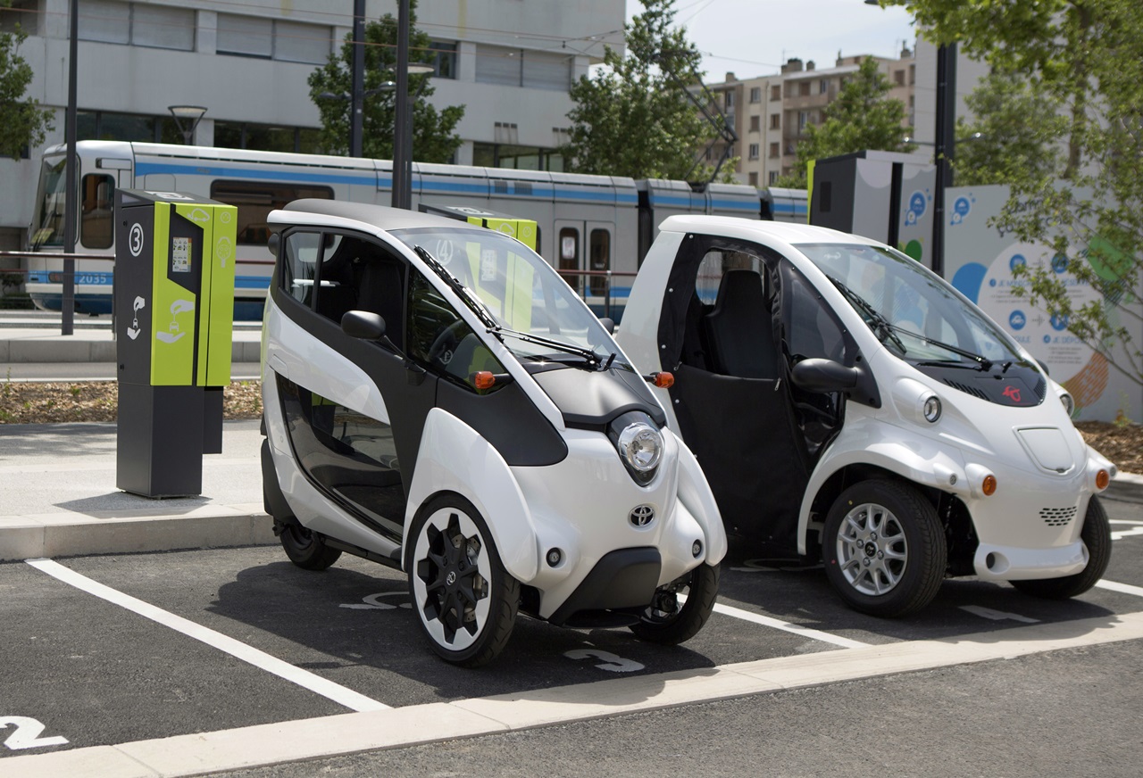 Городские электромобили. Электромобиль Toyota i-Road. Электромобиль Тойота трехколесный. Электромобили экологические. Современные электрокары.